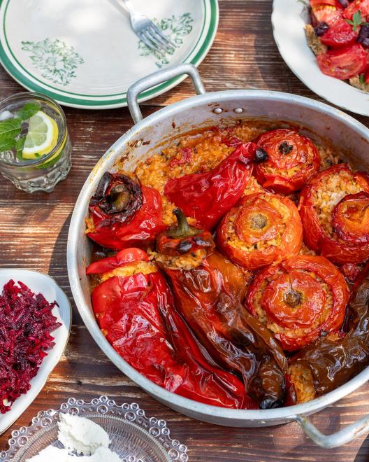 Τι να μαγειρέψω σήμερα Κυριακή; Γεμιστά κλασικά με ντομάτες και πιπεριές