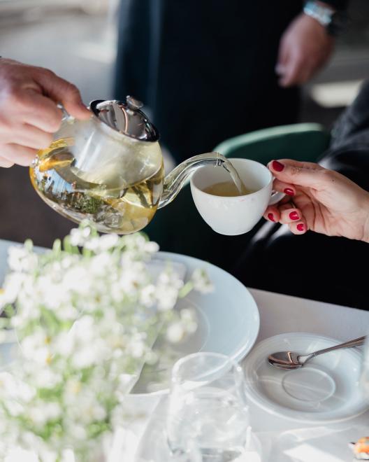 Chamomile living afternoon tea στο la suite lounge