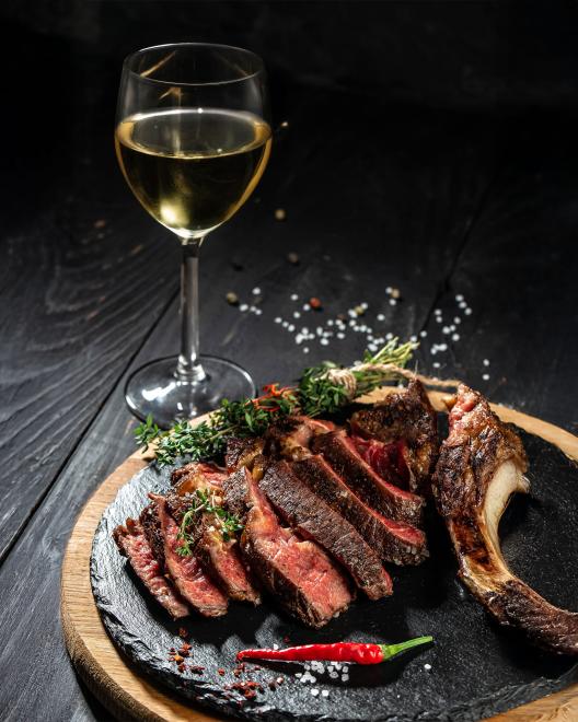 Πώς να συνδυάσεις λευκό κρασί με κόκκινο κρέας Πώς να συνδυάσεις λευκό κρασί με κόκκινο κρέας