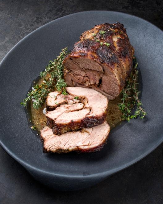 Τι να μαγειρέψω σήμερα Κυριακή; Αρνί ρολό με μυρωδικά στο φούρνο