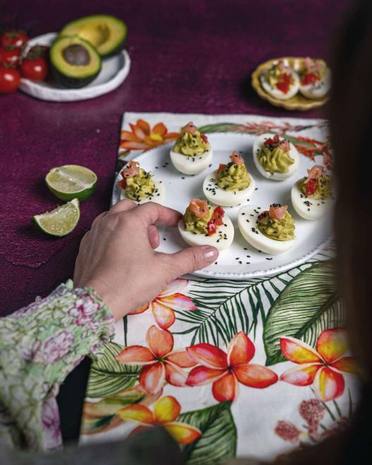 Spicy devilled eggs with avocado filling