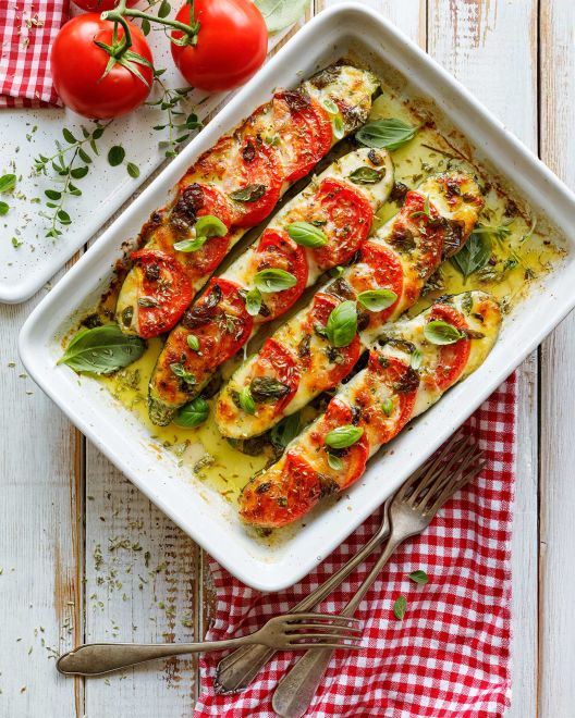 Τι να μαγειρέψω σήμερα Τετάρτη; Κολοκυθάκια στο φούρνο με μοτσαρέλα, ντομάτα και βασιλικό