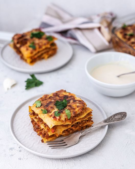 Λαζάνια με χοιρινό κιμά και πικάντικη κόκκινη σάλτσα