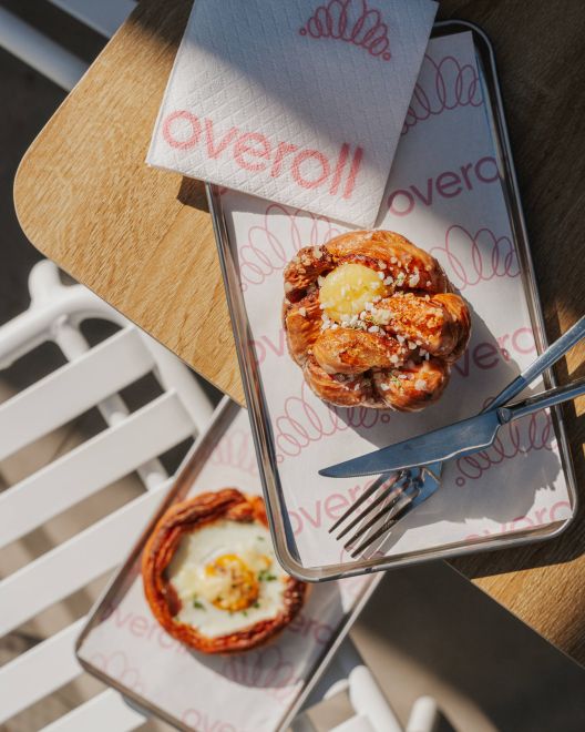 Overoll: Άνοιξε στη Γλυφάδα και το Κολωνάκι για brunch και καφέ