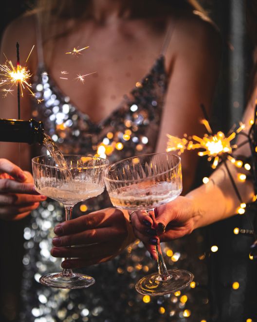 Ξέχασες να παγώσεις τη σαμπάνια; Αυτά τα εύκολα κόλπα θα σε σώσουν την τελευταία στιγμή