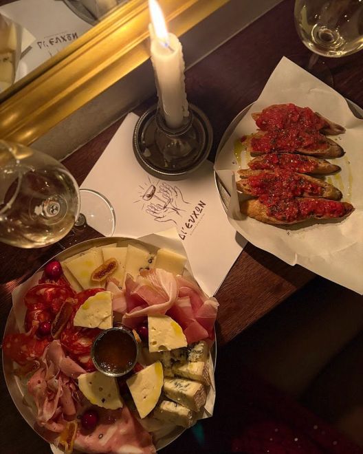 Δι' Ευχών: Το νέο χαλαρό μπαρ του Μετς 