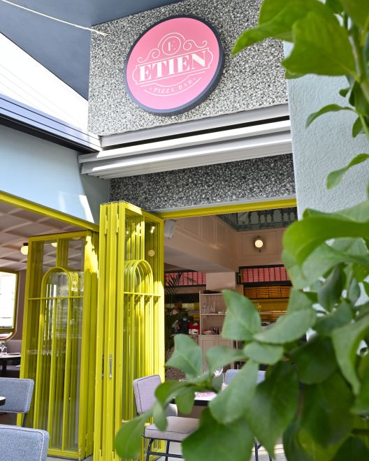 Etien Pizza Bar: Για Ναπολιτάνικη πίτσα με ελληνικές πινελιές στη Βούλα