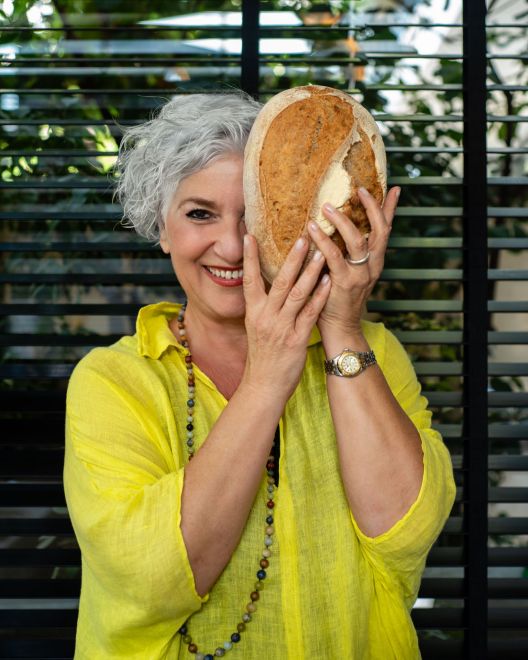 Η Ιωάννα Σταμούλου και η ζωή γύρω από ένα τραπέζι