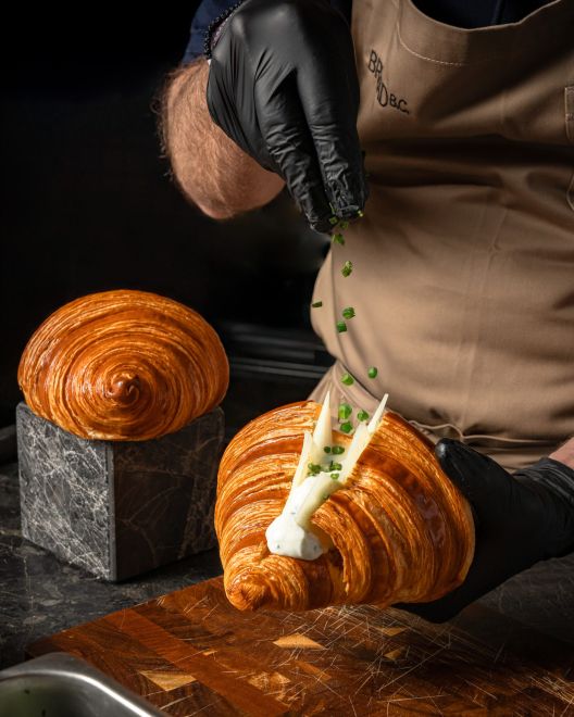 Τσικνοπέμπτη στο BREAD B.C. με πληθωρικό κρουασάν με προβατίνα