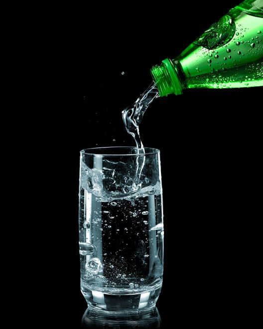 Το ανθρακούχο νερό ξυπνά τον εγκέφαλο, λέει νέα έρευνα 