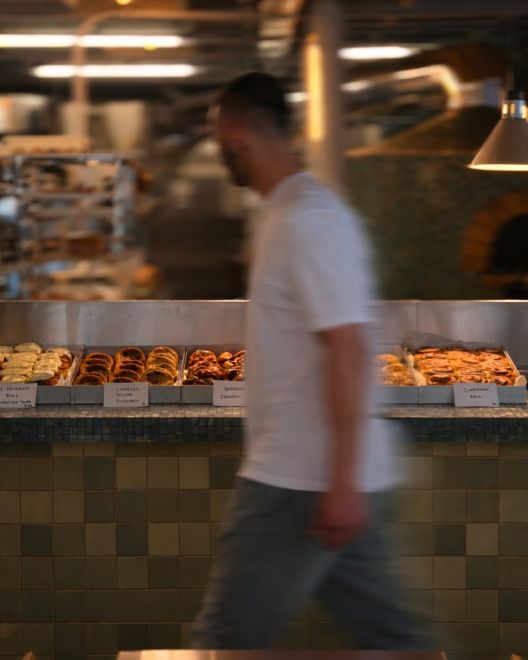 Koita: Το νέο all day της Γλυφάδας συνδυάζει microbakery, φαγητό και ποτό 