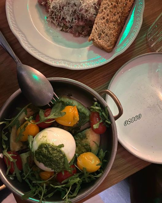 Το Koita φέρνει νέο αέρα στη Γλυφάδα με brunch, microbakery και comfort πιάτα