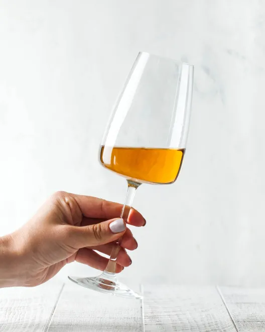 Τι είναι το orange wine και γιατί αξίζει να το επιλέξει κανείς;
