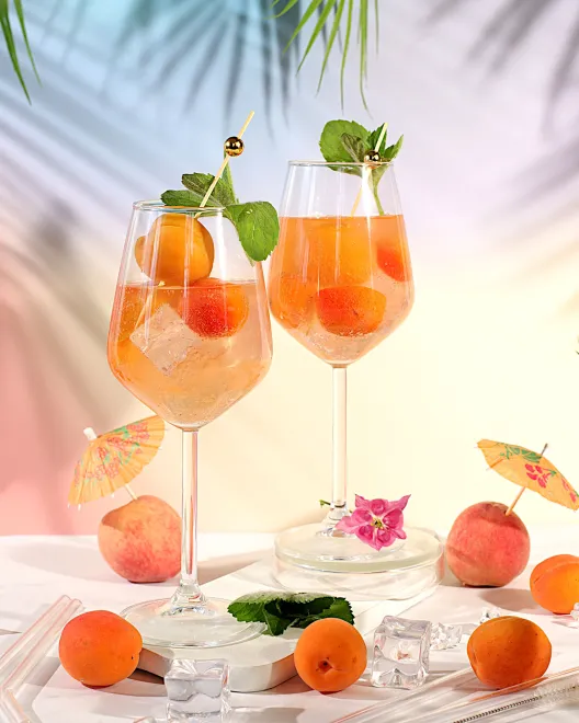 Almond Spritz με λικέρ πικραμύγδαλο και φρέσκα βερίκοκα