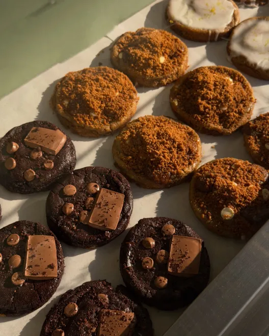 Kuki: Το νέο spot για cookies που σχηματίζει ουρές στη Γλυφάδα 