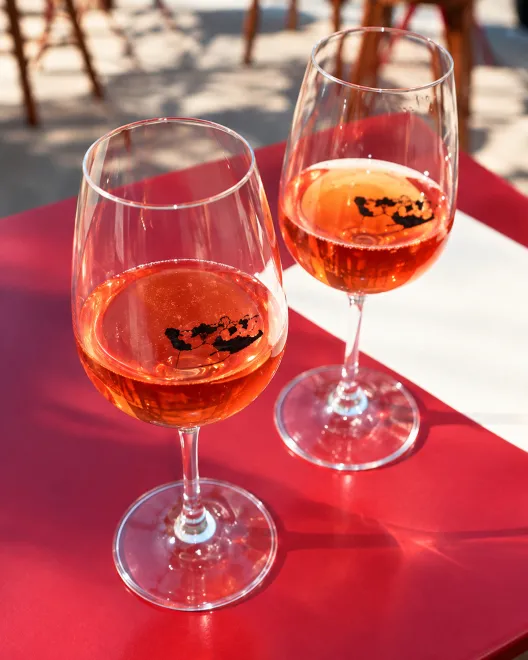 Vin d’Alsace: Το νέο wine bar 13 τ.μ. στο Παγκράτι που μας ταξιδεύει στην Αλσατία