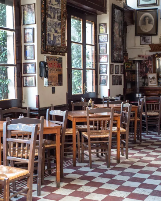 Οινοπαντοπωλείο το Ειδικόν: 100 χρόνια ιστορίας σε ένα τραπέζι με ρετσίνα