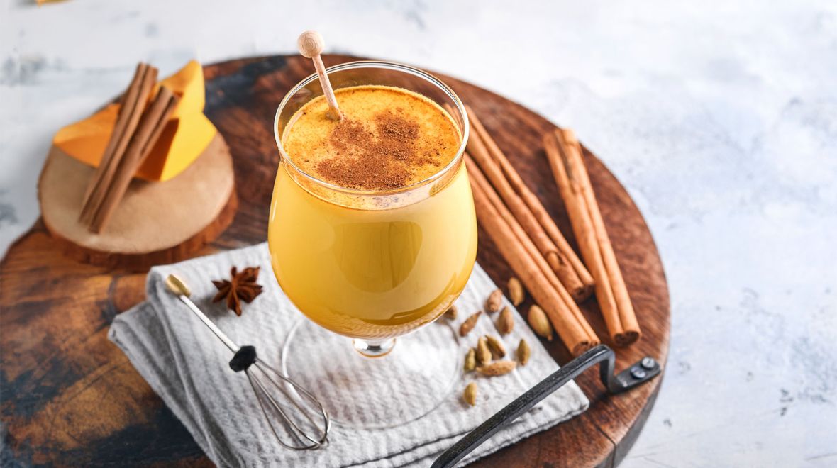 Vegan golden latte με τζίντζερ και μπαχαρικά
