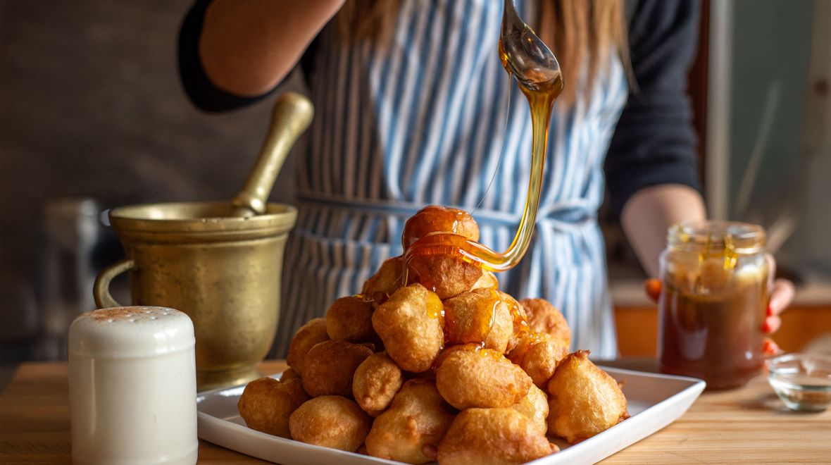 Γιατί τρώμε λουκουμάδες του Αγίου Ανδρέα;