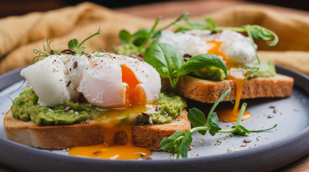 Avocado toast με αυγά ποσέ