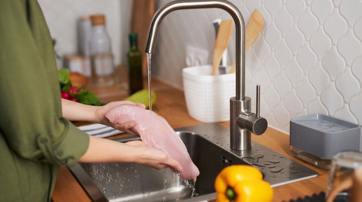 Πρέπει να πλένεις το κοτόπουλο πριν το μαγειρέψεις;