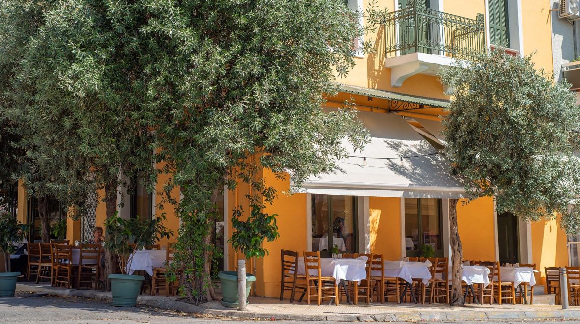 Για φαγητό στην ταβέρνα του Οικονόμου στα Πετράλωνα