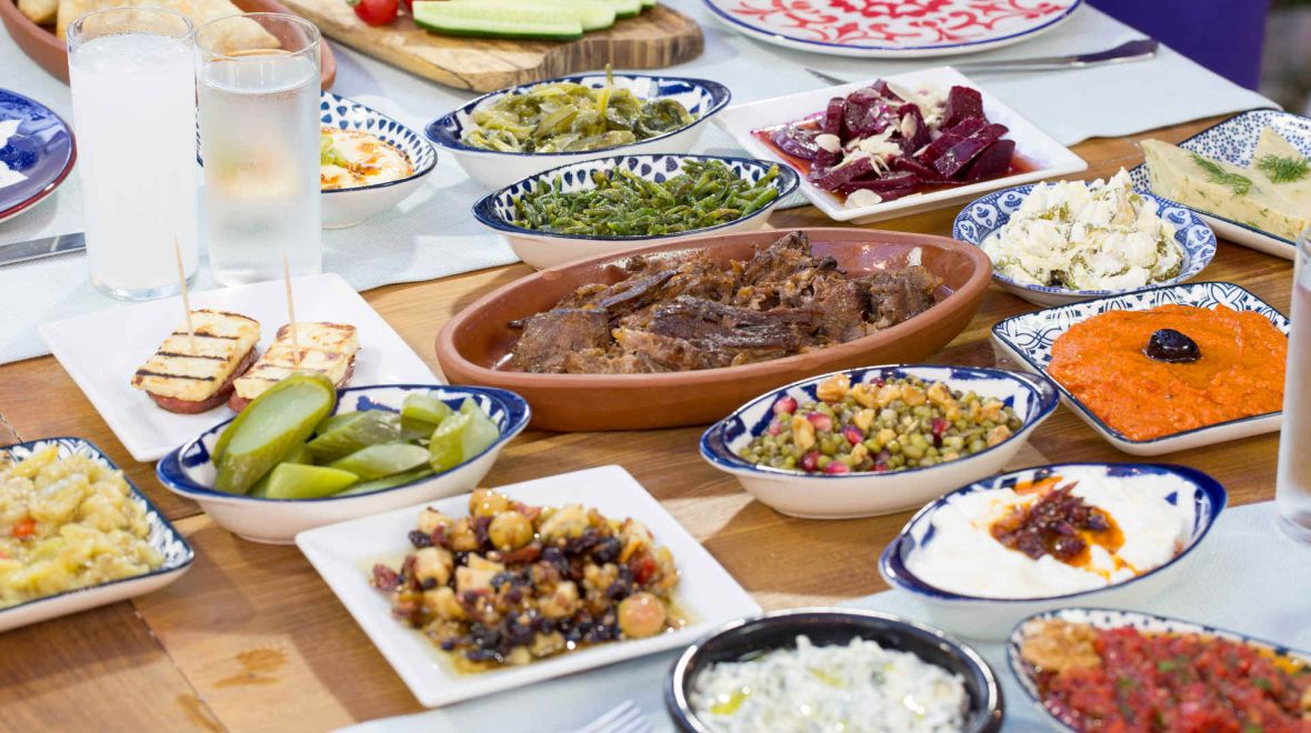 Ποιοι είναι οι σωστοί μεζέδες για την μπίρα και το ούζο σου 
