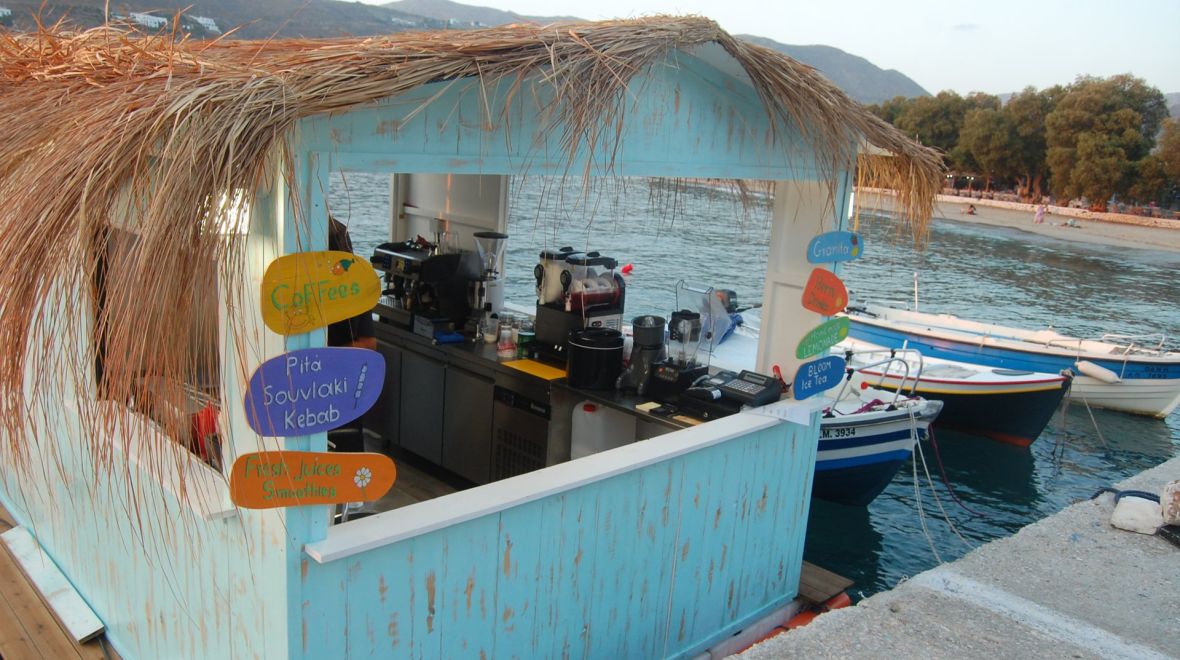Bloom Brothers Canteen: Η καντίνα της Αμοργού που επιπλέει