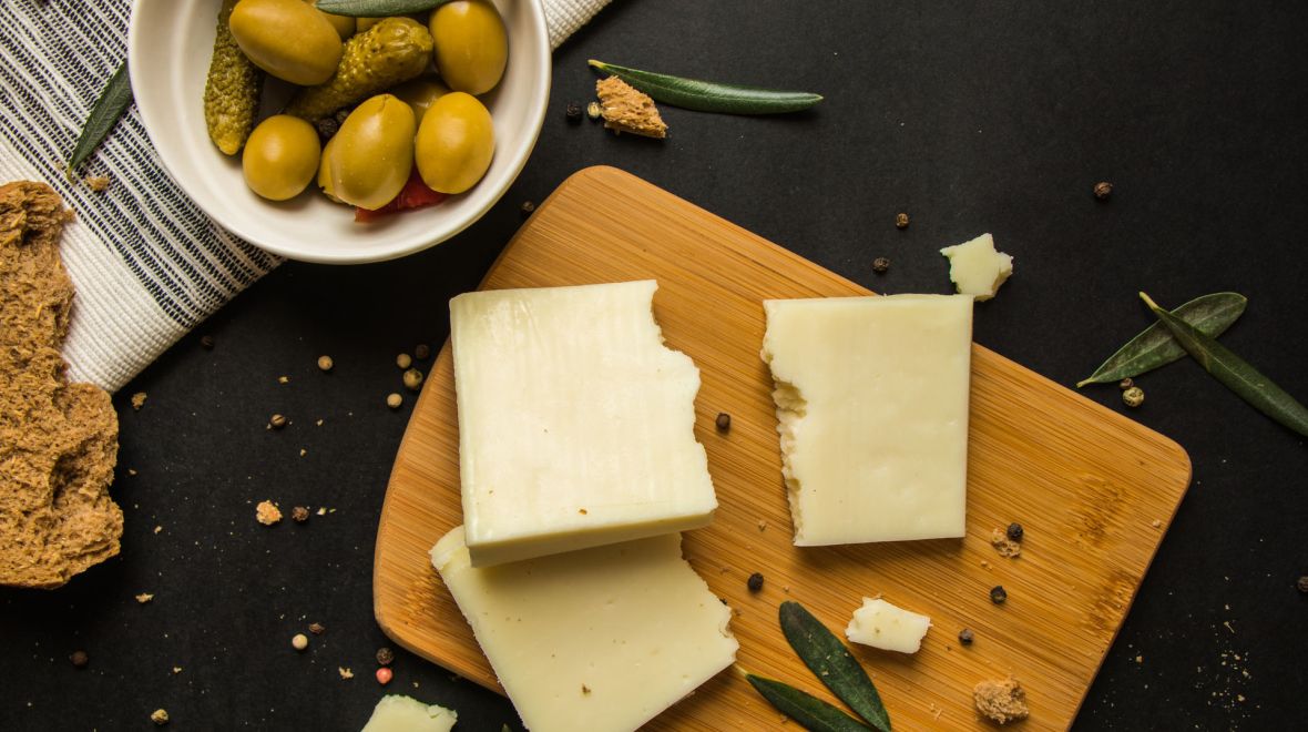 Τυριά: Πόσες θερμίδες έχουν φέτα, γραβιέρα, γκούντα και όχι μόνο