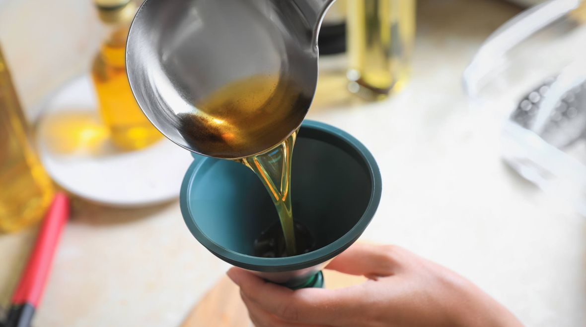 Γιατί πρέπει να ανακυκλώνεις το χρησιμοποιημένο λάδι και πώς θα το κάνεις σωστά