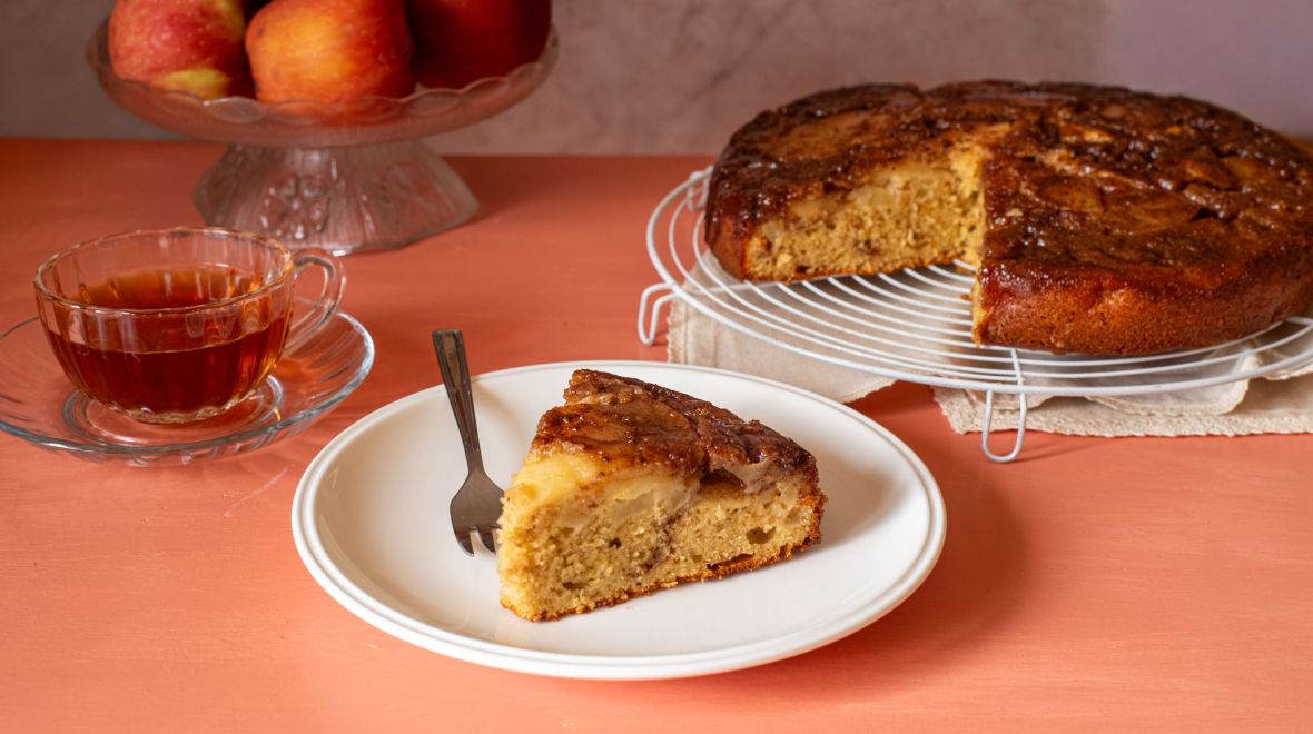 Step-by-step apple upside-down cake: a sweet and juicy treat