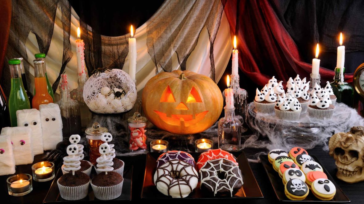 Η τέχνη του Halloween μπουφέ: Δημιουργικά treats και θεματικά κοκτέιλ εμπνευσμένα από το TikTok