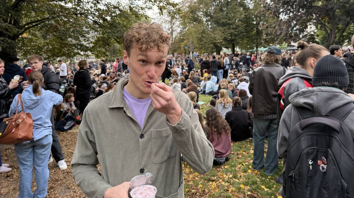 Pudding mit Gabel: Το TikTok trend των Γερμανών που τρώνε πουτίγκα με πιρούνι στα πάρκα 