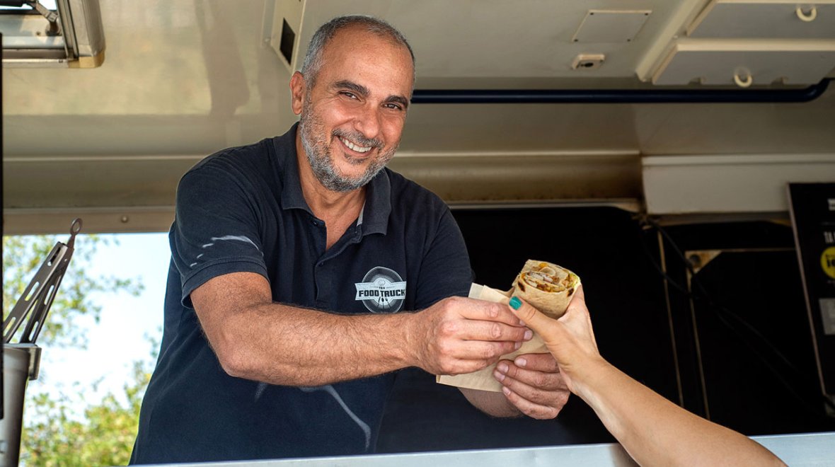 Ποιος είναι ο Γιώργος Γληνός και πώς έκανε μόδα το Food Truck; 