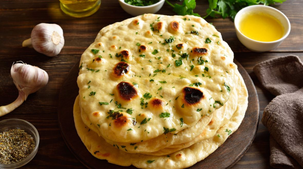 Taste Atlas: Το garlic butter naan είναι το καλύτερο ψωμί του κόσμου 
