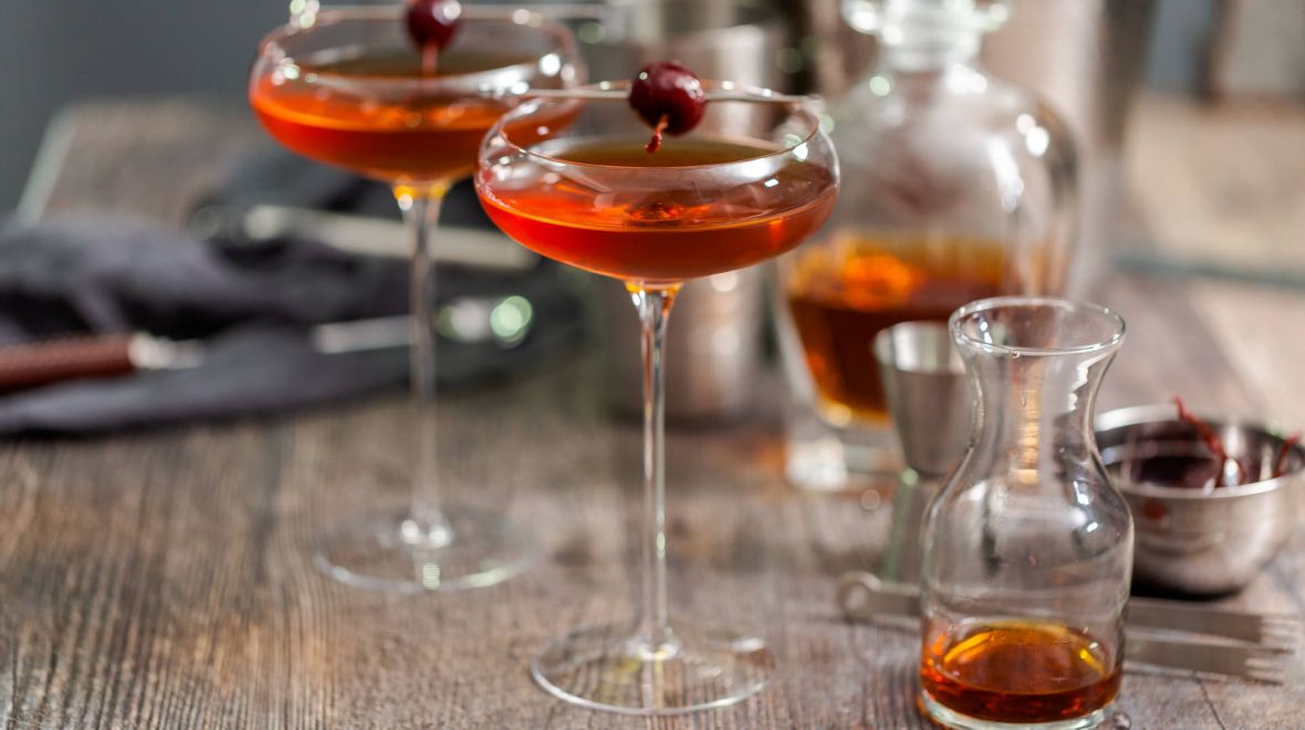  Manhattan: Το κοκτέιλ που λατρεύουν όσοι αγαπούν το ουίσκι 