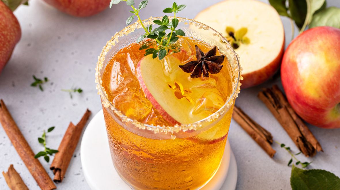 Τι είναι τα masala chai cocktails που θεωρούνται η «ενήλικη» εναλλακτική του pumpkin spice