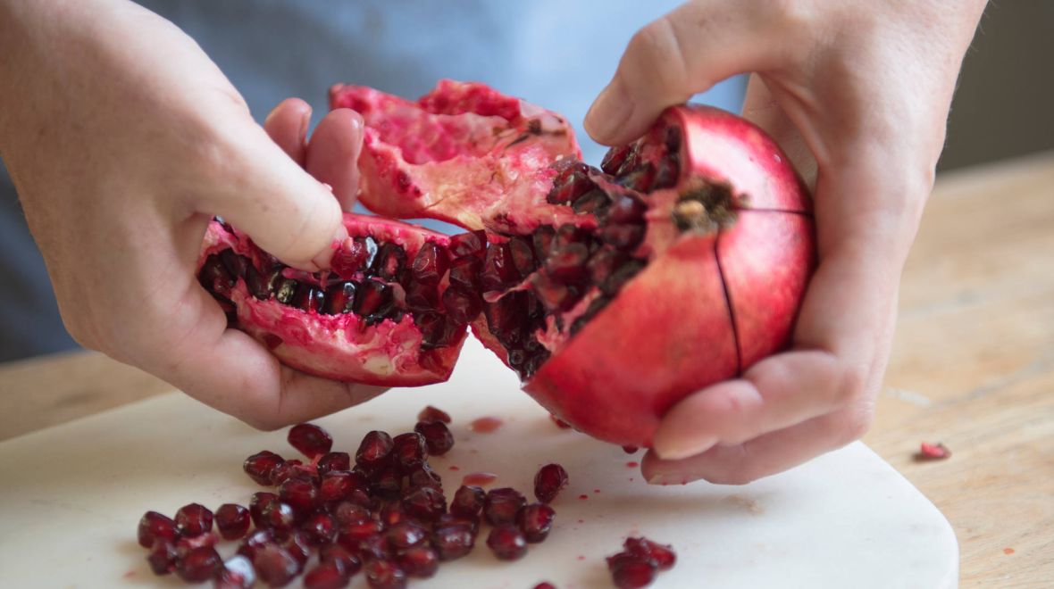 Ρόδι: Πώς να το καθαρίσεις με κουτάλι ή χωρίς 