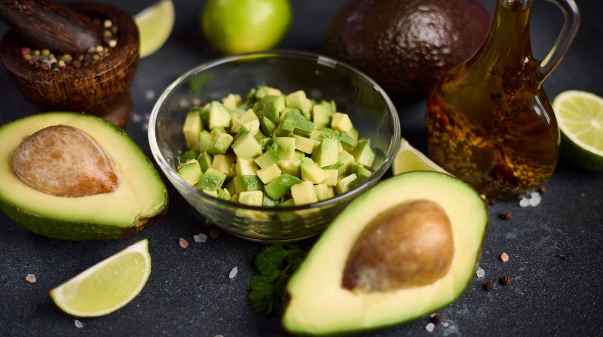 Πώς να κόψεις το αβοκάντο και τι να κάνεις για να μη μαυρίσει