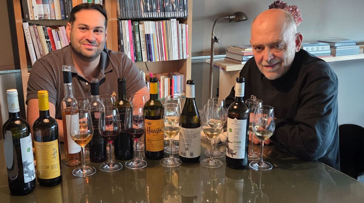 Ο Γιώργος Αντωνέλλος και ο Στέλιος Παρλιάρος αναδεικνύουν τα κρασιά της Κεφαλονιάς