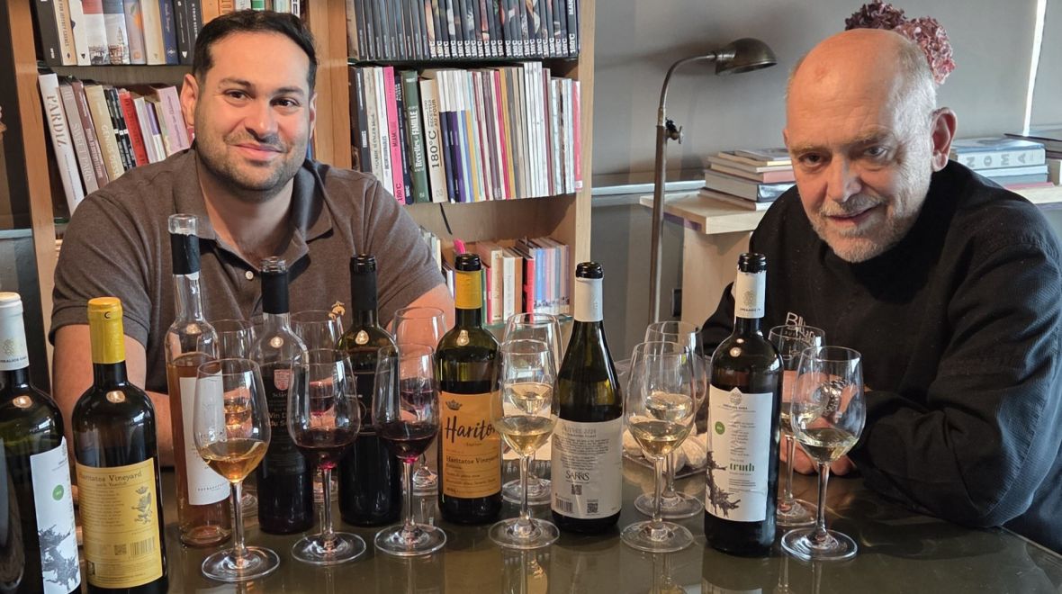 Ο Γιώργος Αντωνέλλος και ο Στέλιος Παρλιάρος αναδεικνύουν τα κρασιά της Κεφαλονιάς