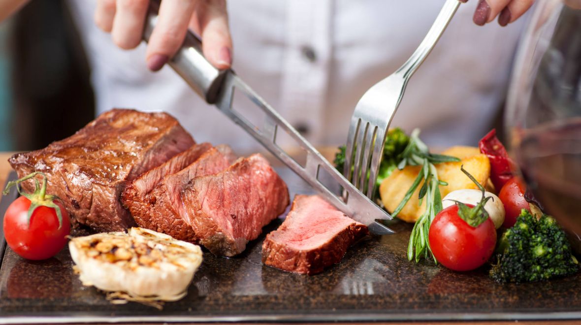 Το κόκκινο κρέας κάνει κακό; Γιατί η επιστήμη δεν δίνει ξεκάθαρη απάντηση
