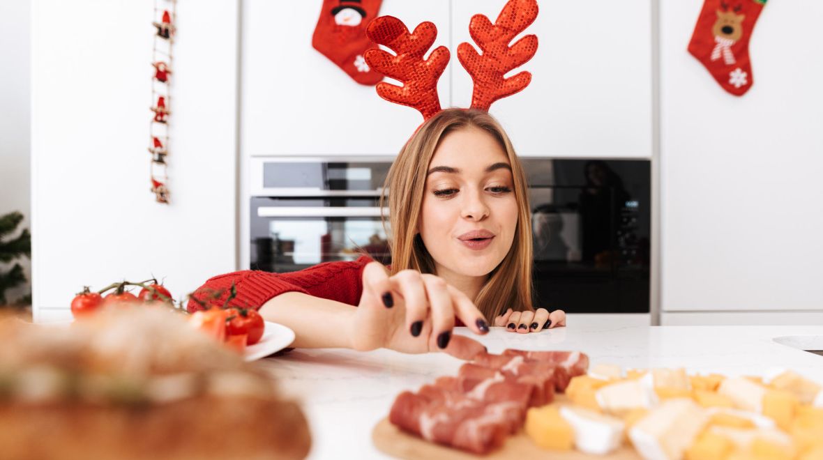 Μήπως τελικά η κραιπάλη των γιορτών δεν κάνει τόσο κακό; Τι λέει νέα έρευνα;