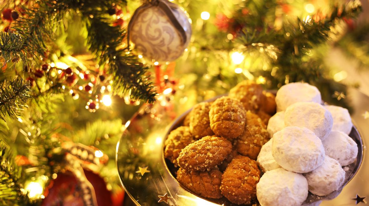 Κουραμπιέδες, μελομακάρονα και δίπλες: Τα κλασικά γλυκά των Χριστουγέννων και η ιστορία τους