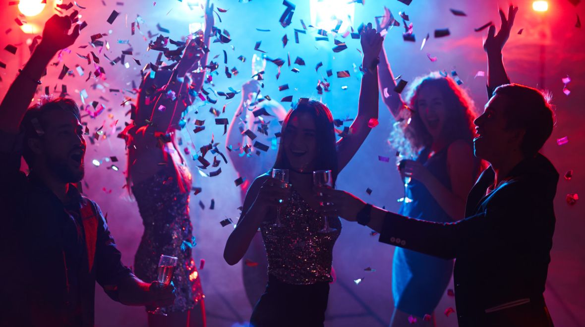 Πρωτοχρονιά 2026: Πού μπορείς να παρτάρεις μέχρι το πρωί τον ερχομό της νέας χρονιάς