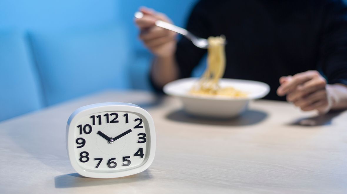 Μήπως πρέπει να τρώμε βραδινό νωρίτερα τον χειμώνα; 