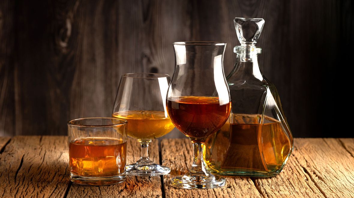 Ρούμι ή Ουίσκι; Τι να επιλέξεις για τα Χριστούγεννα