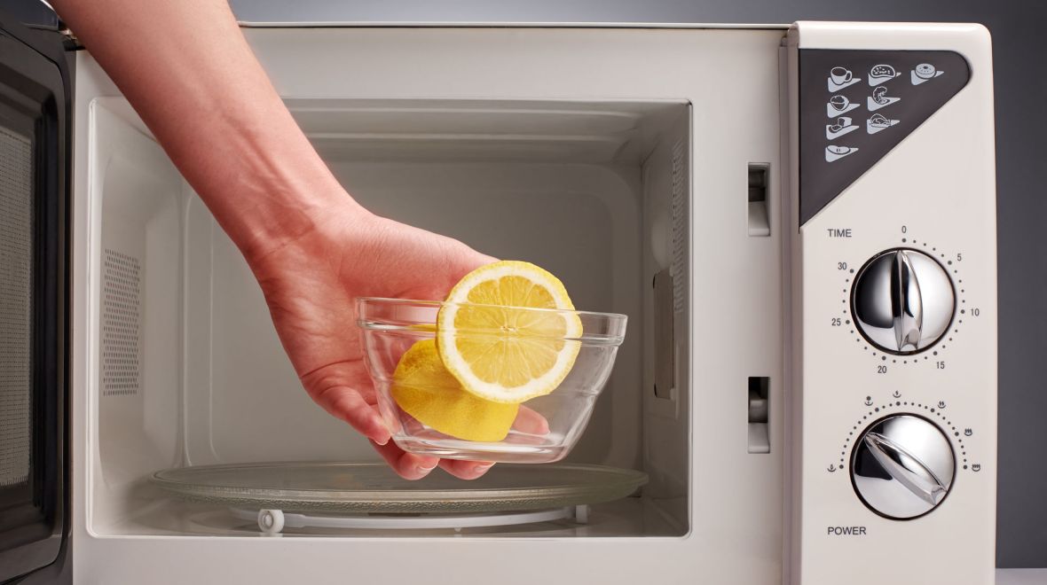 Πώς θα καθαρίσεις το φούρνο μικροκυμάτων με ένα λεμόνι