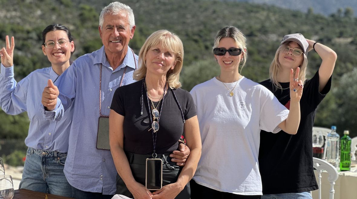 Οινοποιία Τσιμπίδη: Η οικογένεια πίσω από την αναβίωση του κρασιού της Μονεμβασιάς