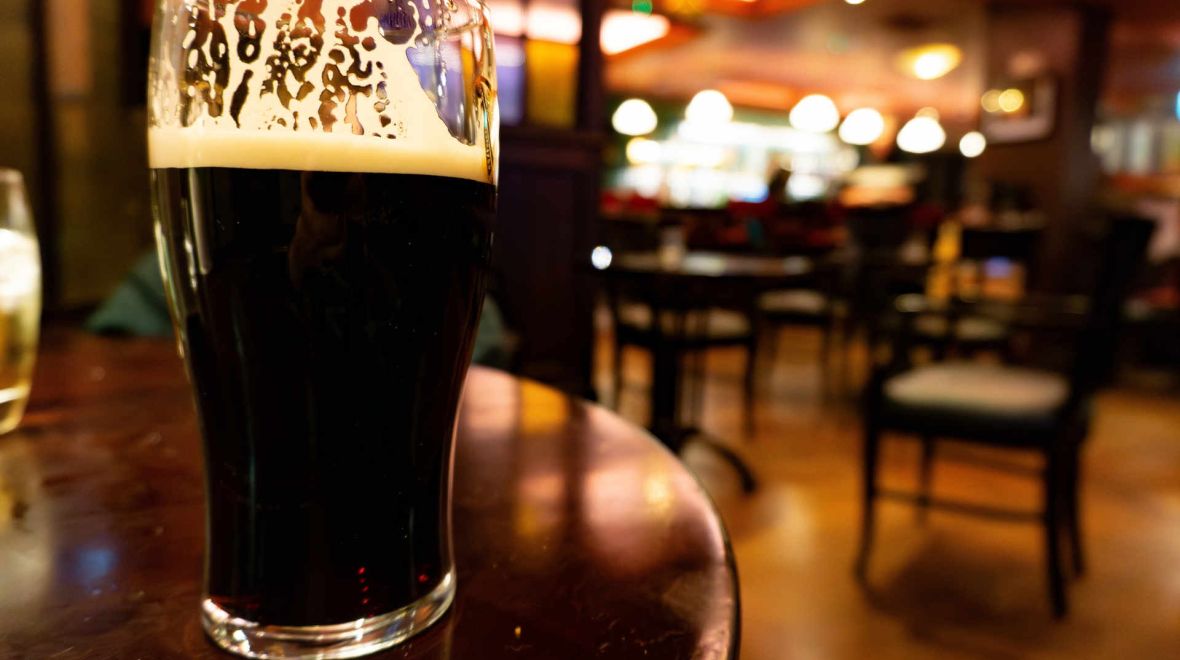 Γιατί ξαφνικά όλοι παίρνουν μαύρες μπίρες;